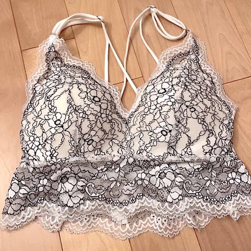 Gorgeous White Flower Motif Bralette
